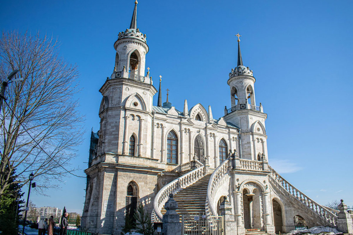 У фотографа из Владимира Кирилла Жукова собрана целая копилка ценных архитектурных находок со всей России. Резные терема, шикарные усадьбы известных людей, легендарные дома. О самых значимых объектах в коллекции путешественник поведал и нам.