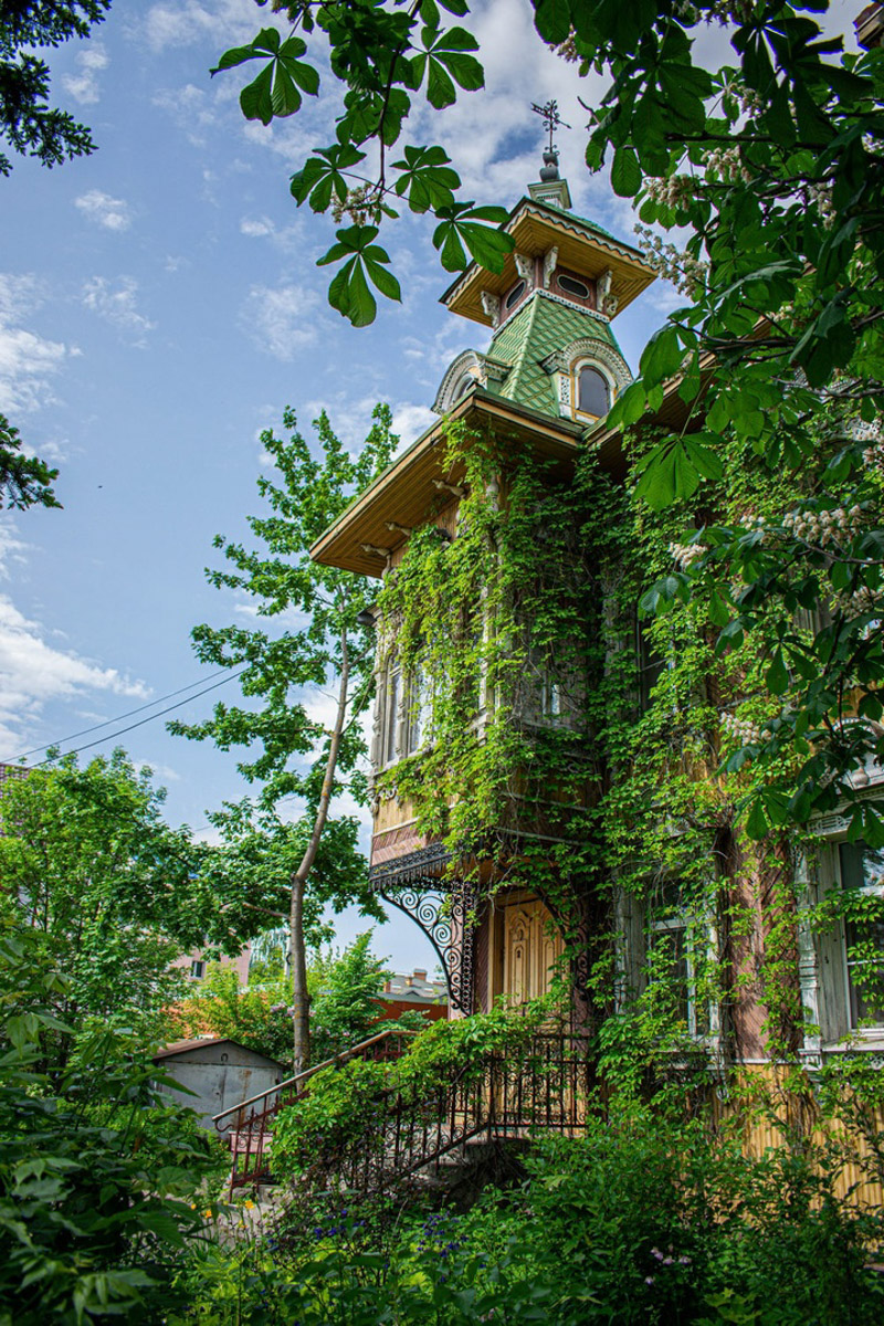 У фотографа из Владимира Кирилла Жукова собрана целая копилка ценных архитектурных находок со всей России. Резные терема, шикарные усадьбы известных людей, легендарные дома. О самых значимых объектах в коллекции путешественник поведал и нам.