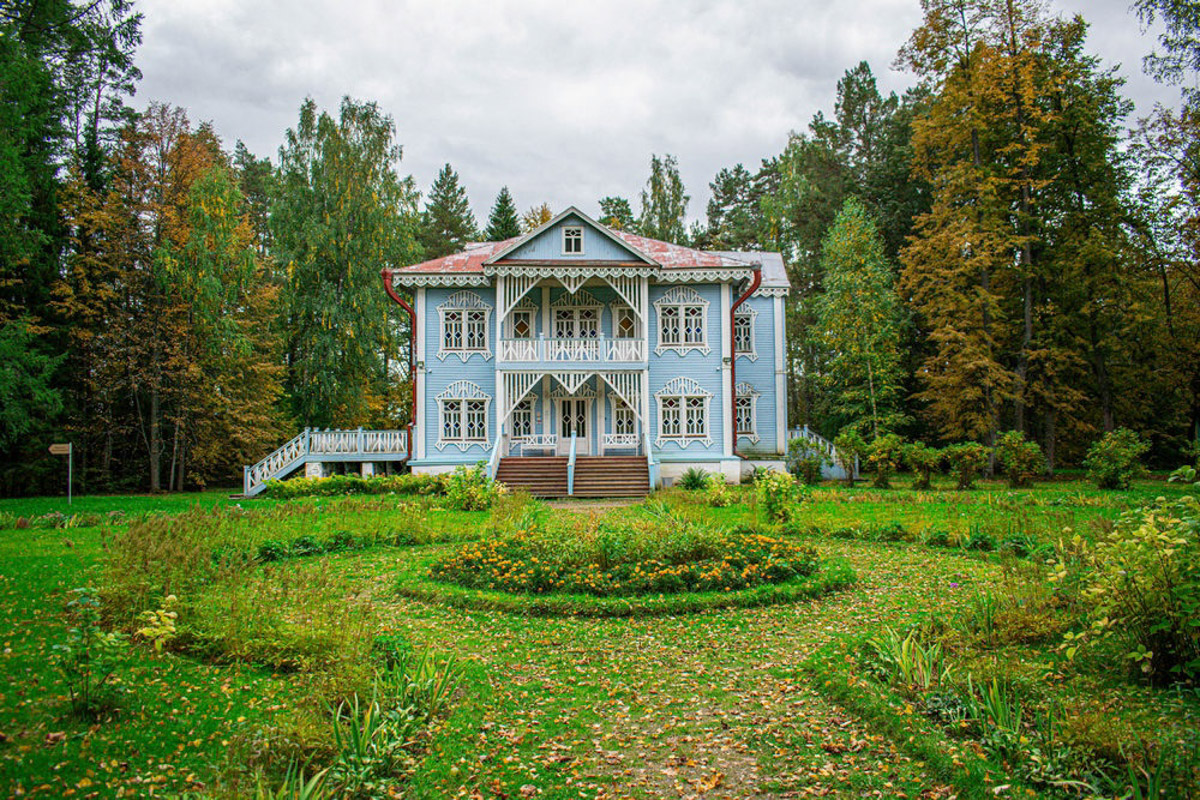 У фотографа из Владимира Кирилла Жукова собрана целая копилка ценных архитектурных находок со всей России. Резные терема, шикарные усадьбы известных людей, легендарные дома. О самых значимых объектах в коллекции путешественник поведал и нам.