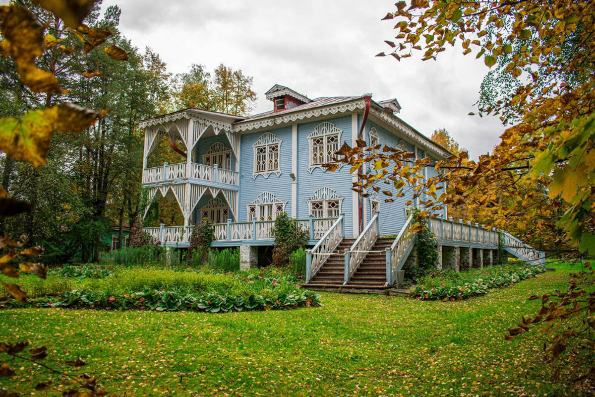 У фотографа из Владимира Кирилла Жукова собрана целая копилка ценных архитектурных находок со всей России. Резные терема, шикарные усадьбы известных людей, легендарные дома. О самых значимых объектах в коллекции путешественник поведал и нам.
