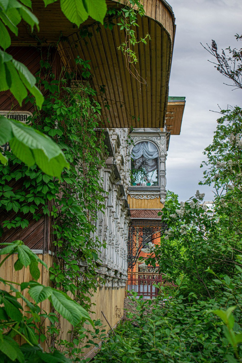 У фотографа из Владимира Кирилла Жукова собрана целая копилка ценных архитектурных находок со всей России. Резные терема, шикарные усадьбы известных людей, легендарные дома. О самых значимых объектах в коллекции путешественник поведал и нам.