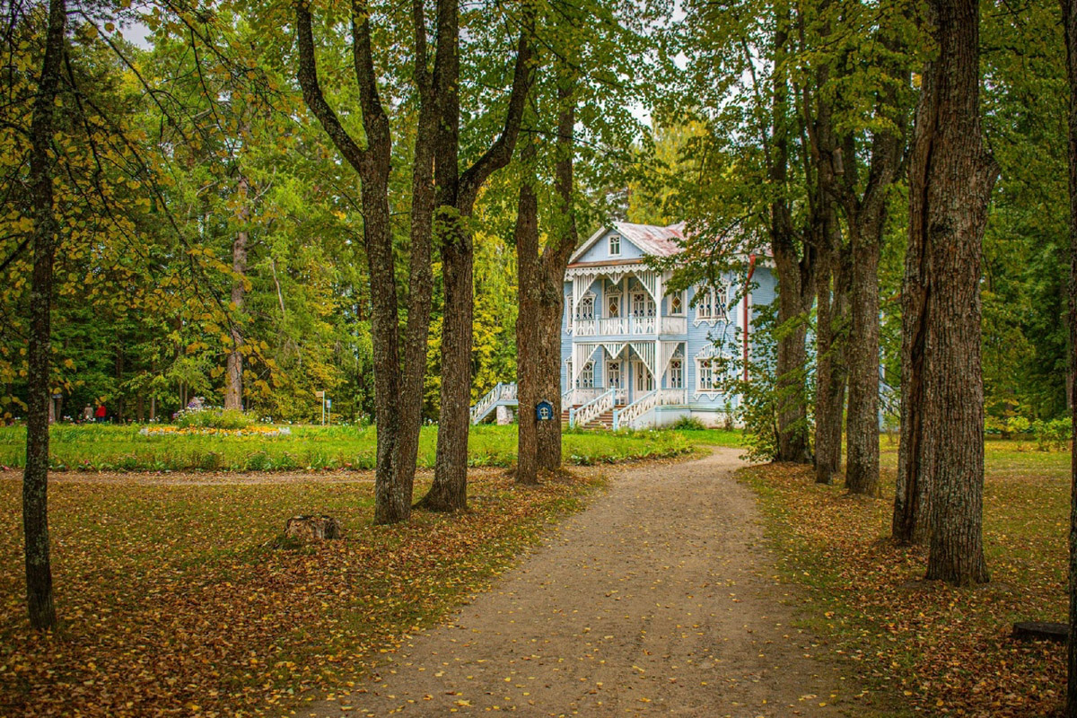 У фотографа из Владимира Кирилла Жукова собрана целая копилка ценных архитектурных находок со всей России. Резные терема, шикарные усадьбы известных людей, легендарные дома. О самых значимых объектах в коллекции путешественник поведал и нам.