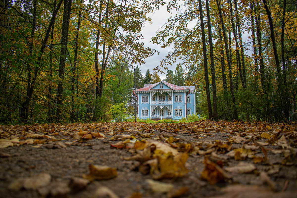 У фотографа из Владимира Кирилла Жукова собрана целая копилка ценных архитектурных находок со всей России. Резные терема, шикарные усадьбы известных людей, легендарные дома. О самых значимых объектах в коллекции путешественник поведал и нам.