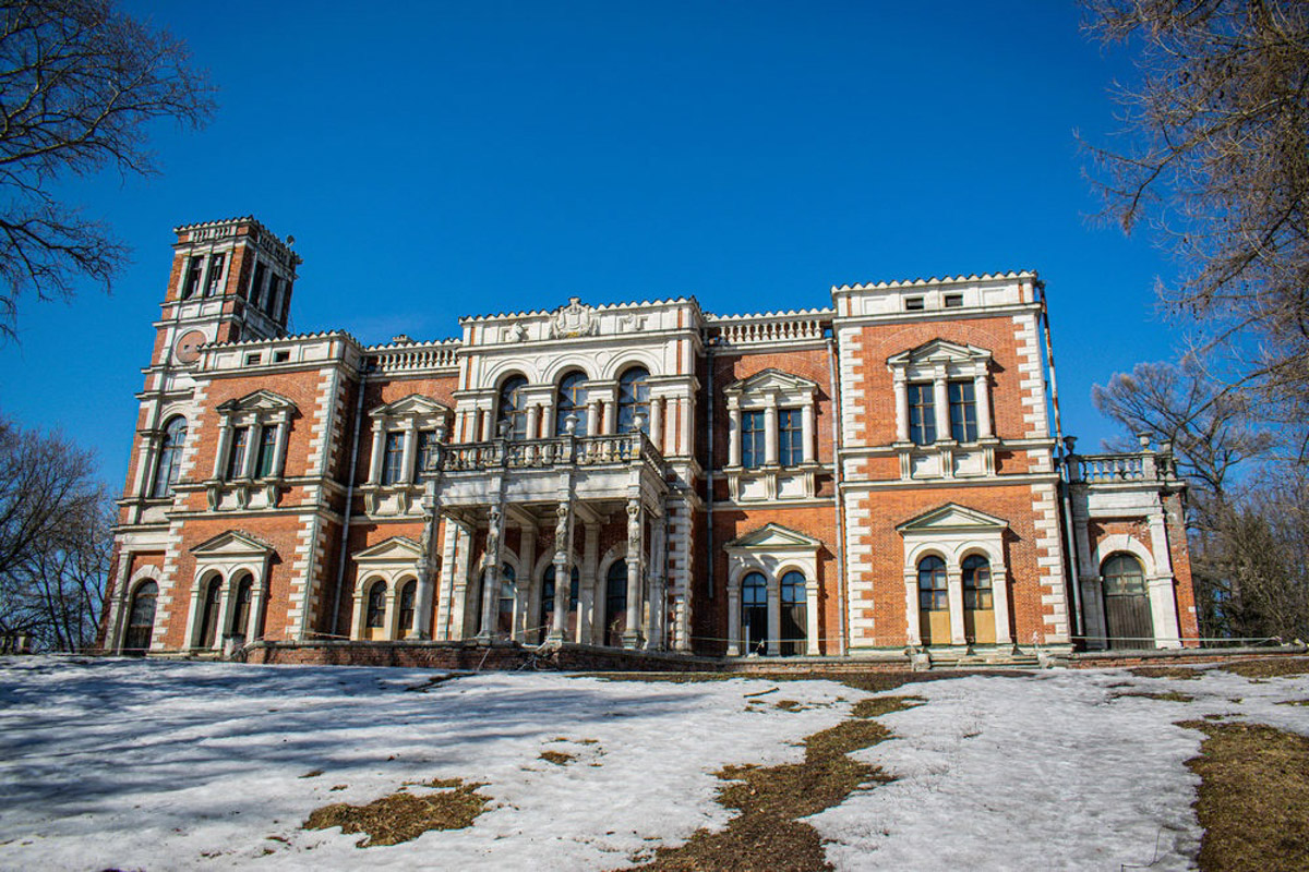 У фотографа из Владимира Кирилла Жукова собрана целая копилка ценных архитектурных находок со всей России. Резные терема, шикарные усадьбы известных людей, легендарные дома. О самых значимых объектах в коллекции путешественник поведал и нам.