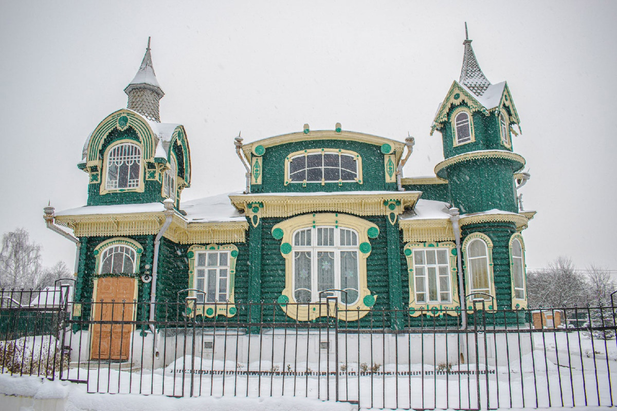 У фотографа из Владимира Кирилла Жукова собрана целая копилка ценных архитектурных находок со всей России. Резные терема, шикарные усадьбы известных людей, легендарные дома. О самых значимых объектах в коллекции путешественник поведал и нам.