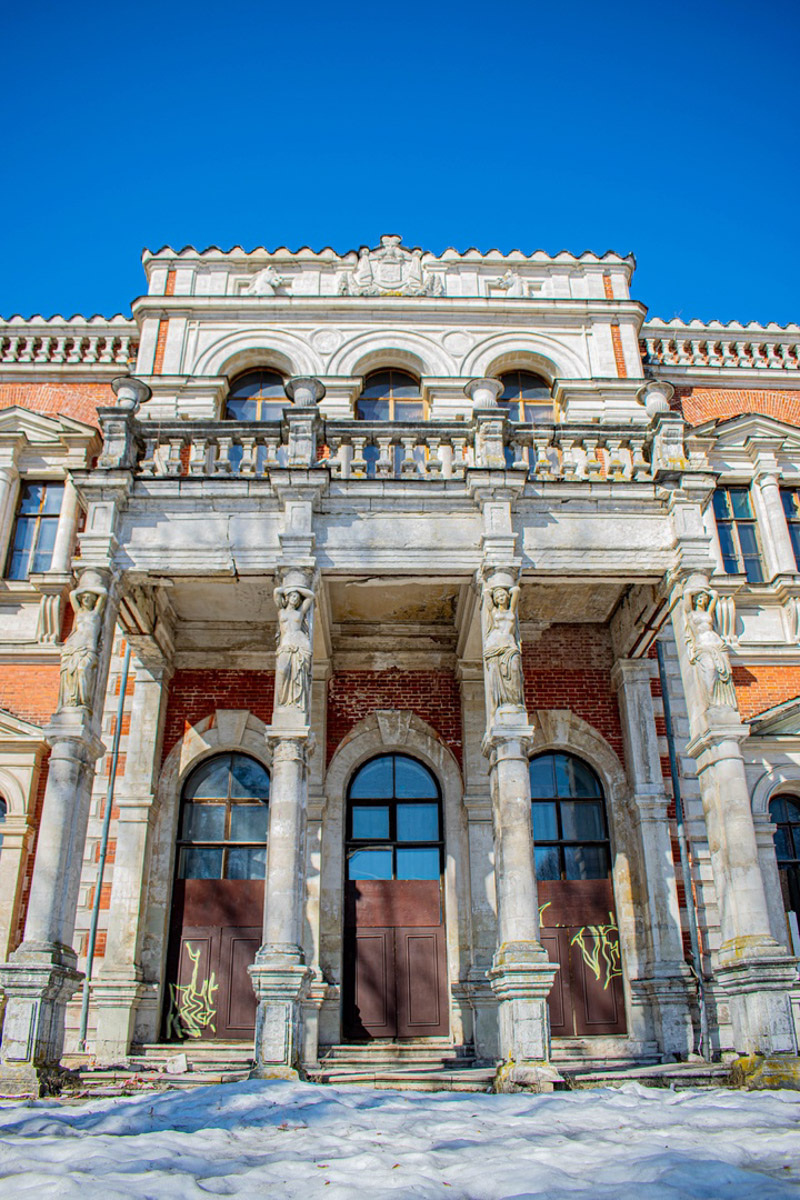 У фотографа из Владимира Кирилла Жукова собрана целая копилка ценных архитектурных находок со всей России. Резные терема, шикарные усадьбы известных людей, легендарные дома. О самых значимых объектах в коллекции путешественник поведал и нам.