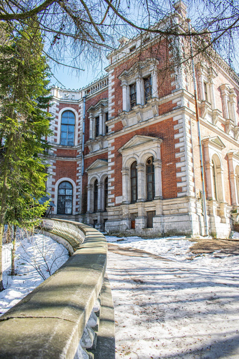 У фотографа из Владимира Кирилла Жукова собрана целая копилка ценных архитектурных находок со всей России. Резные терема, шикарные усадьбы известных людей, легендарные дома. О самых значимых объектах в коллекции путешественник поведал и нам.