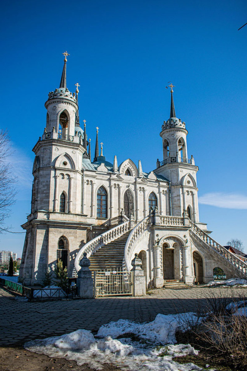 У фотографа из Владимира Кирилла Жукова собрана целая копилка ценных архитектурных находок со всей России. Резные терема, шикарные усадьбы известных людей, легендарные дома. О самых значимых объектах в коллекции путешественник поведал и нам.