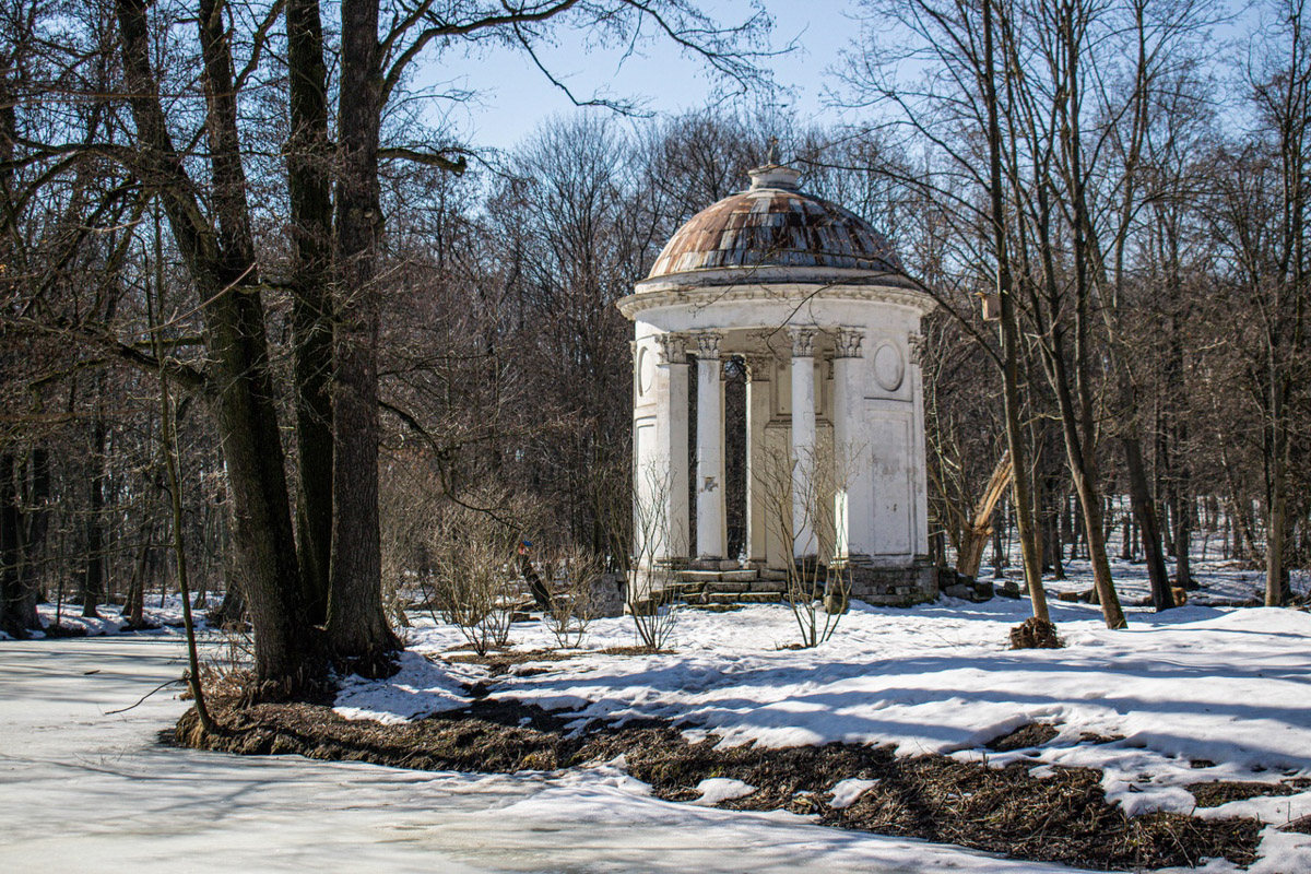 У фотографа из Владимира Кирилла Жукова собрана целая копилка ценных архитектурных находок со всей России. Резные терема, шикарные усадьбы известных людей, легендарные дома. О самых значимых объектах в коллекции путешественник поведал и нам.