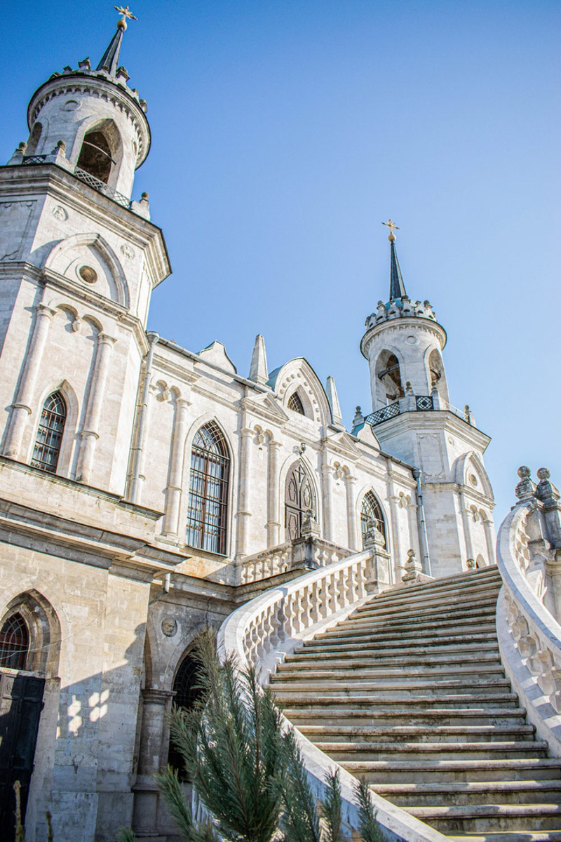 У фотографа из Владимира Кирилла Жукова собрана целая копилка ценных архитектурных находок со всей России. Резные терема, шикарные усадьбы известных людей, легендарные дома. О самых значимых объектах в коллекции путешественник поведал и нам.