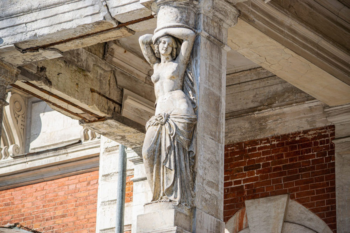 У фотографа из Владимира Кирилла Жукова собрана целая копилка ценных архитектурных находок со всей России. Резные терема, шикарные усадьбы известных людей, легендарные дома. О самых значимых объектах в коллекции путешественник поведал и нам.