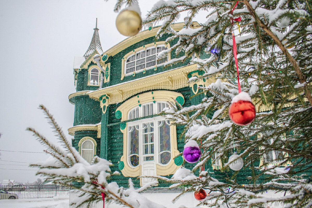 У фотографа из Владимира Кирилла Жукова собрана целая копилка ценных архитектурных находок со всей России. Резные терема, шикарные усадьбы известных людей, легендарные дома. О самых значимых объектах в коллекции путешественник поведал и нам.