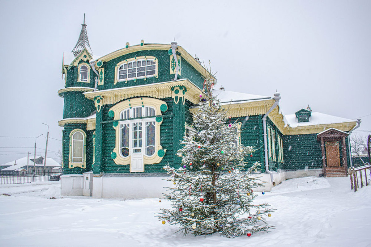 У фотографа из Владимира Кирилла Жукова собрана целая копилка ценных архитектурных находок со всей России. Резные терема, шикарные усадьбы известных людей, легендарные дома. О самых значимых объектах в коллекции путешественник поведал и нам.