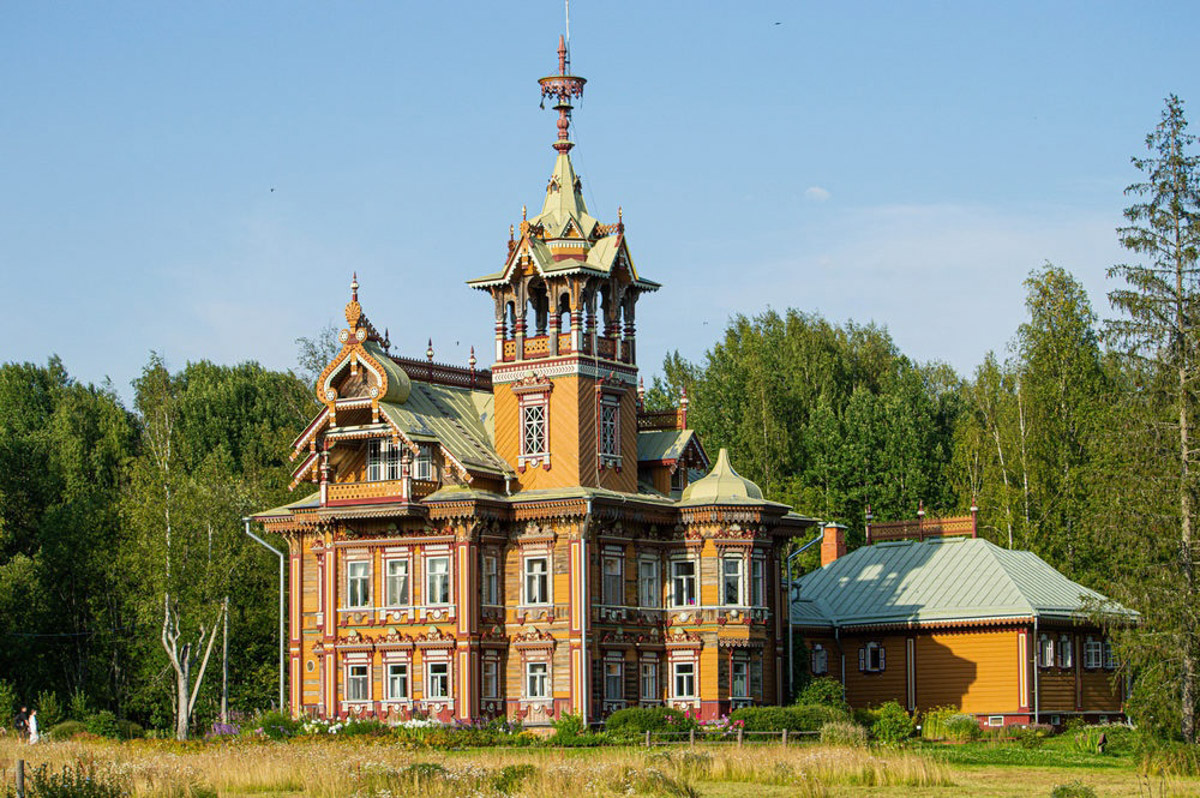 У фотографа из Владимира Кирилла Жукова собрана целая копилка ценных архитектурных находок со всей России. Резные терема, шикарные усадьбы известных людей, легендарные дома. О самых значимых объектах в коллекции путешественник поведал и нам.
