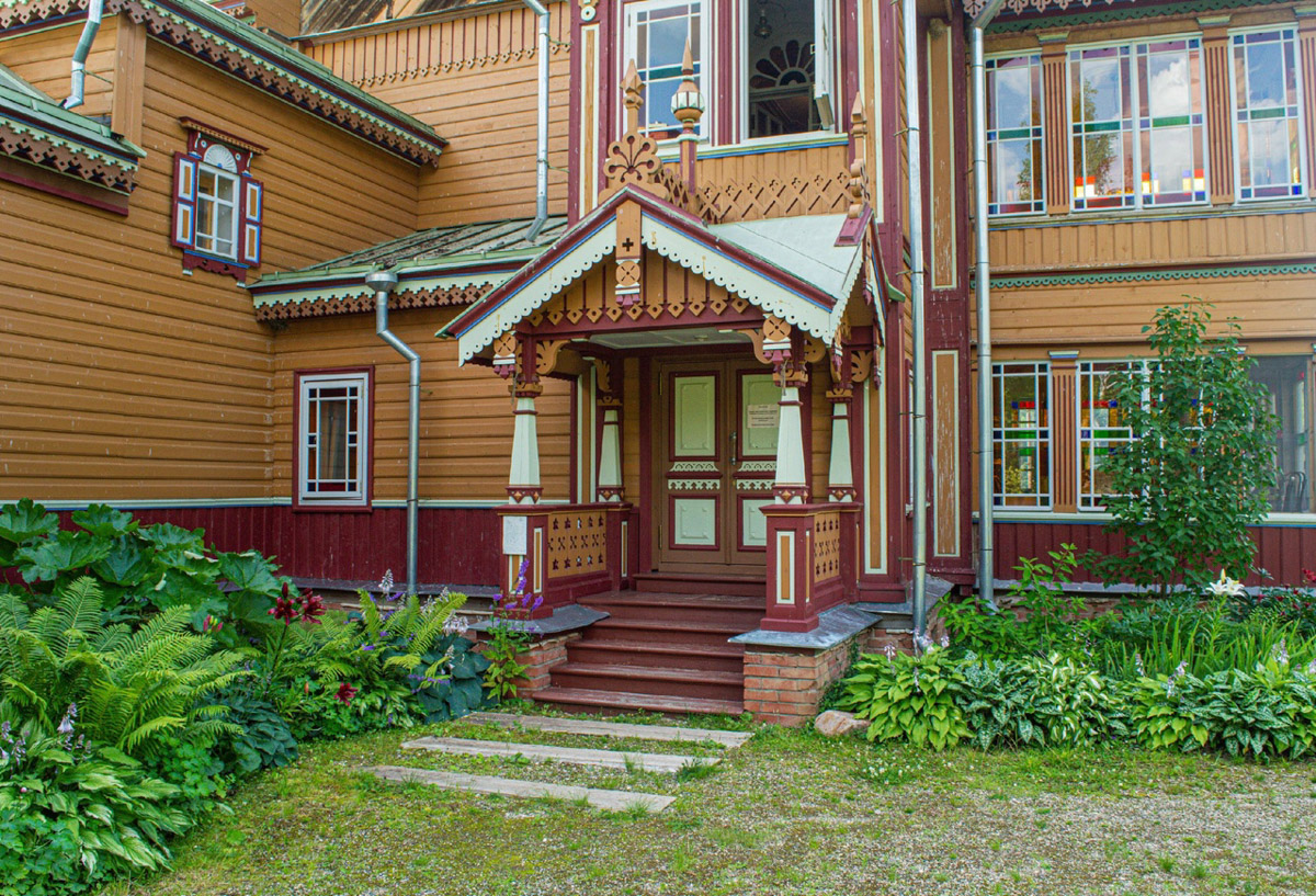 У фотографа из Владимира Кирилла Жукова собрана целая копилка ценных архитектурных находок со всей России. Резные терема, шикарные усадьбы известных людей, легендарные дома. О самых значимых объектах в коллекции путешественник поведал и нам.