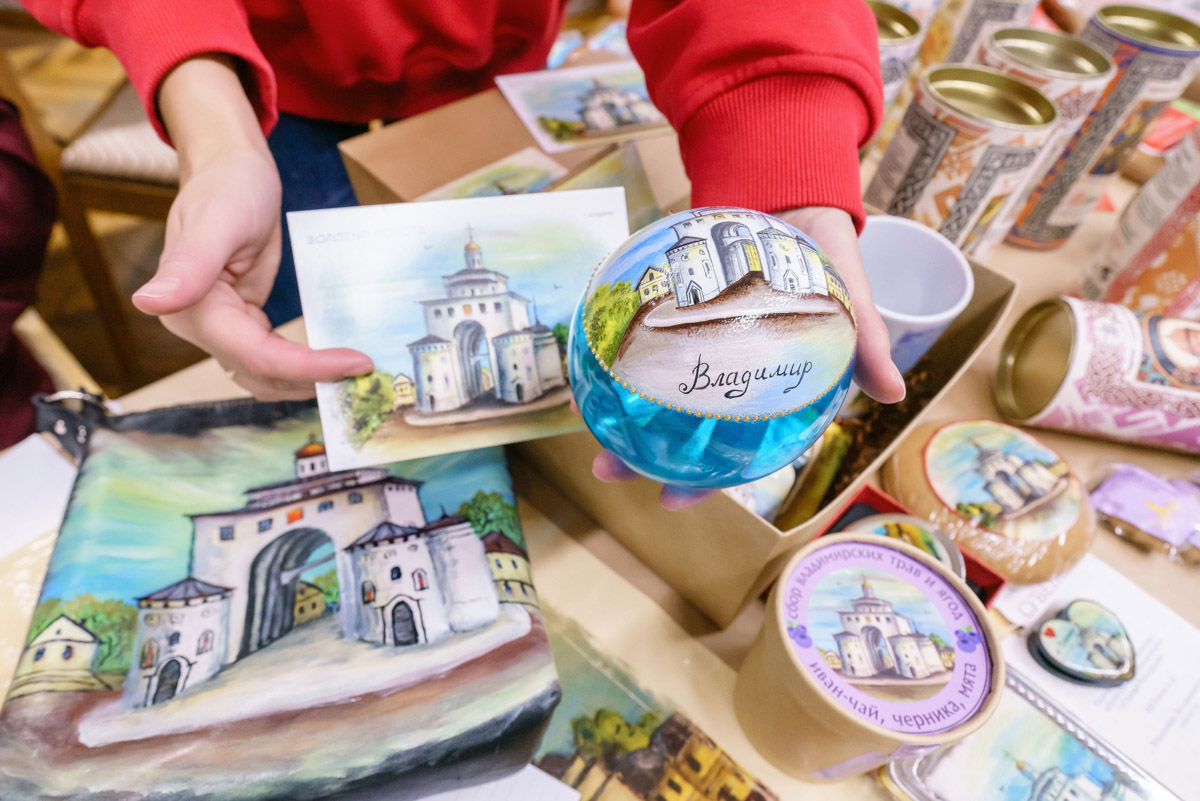 Памятные подарки из Владимира отметили высшей наградой на всероссийском конкурсе, который завершился в Твери. Лучшими стали не только отдельные памятные подарки, но и сам город. Областной центр удостоился Гран-при в самой престижной номинации.