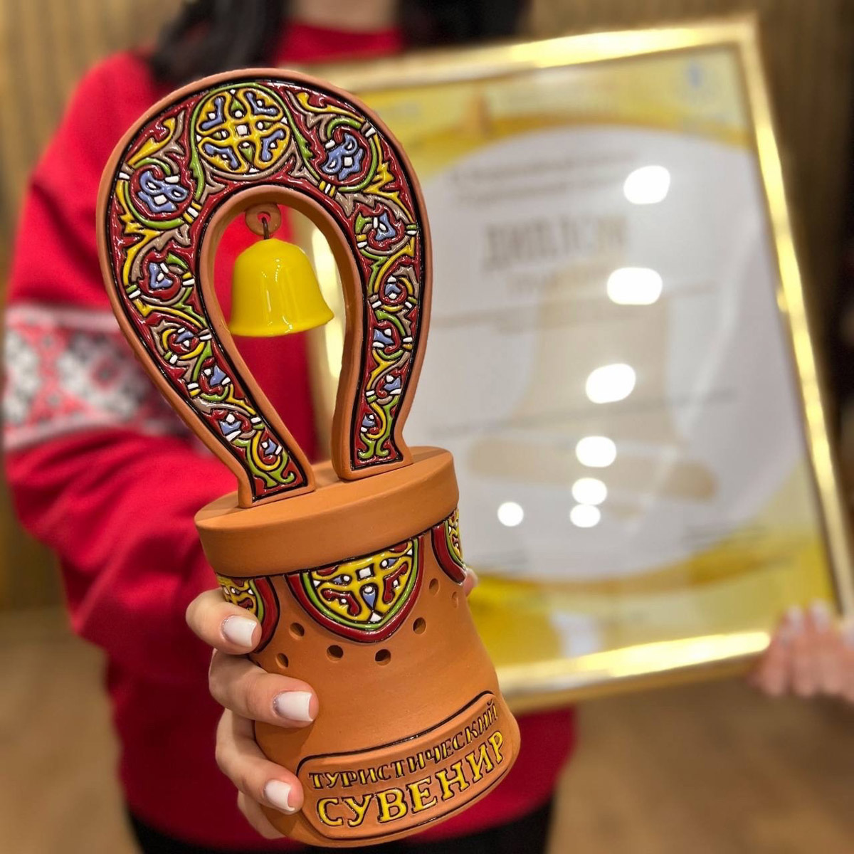 Памятные подарки из Владимира отметили высшей наградой на всероссийском конкурсе, который завершился в Твери. Лучшими стали не только отдельные памятные подарки, но и сам город. Областной центр удостоился Гран-при в самой престижной номинации.