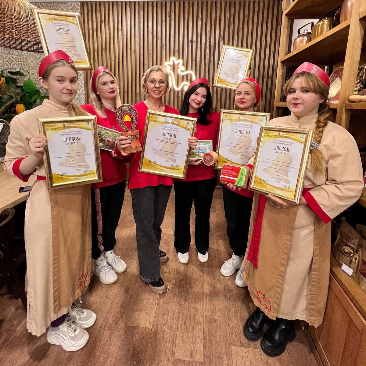 Памятные подарки из Владимира отметили высшей наградой на всероссийском конкурсе, который завершился в Твери. Лучшими стали не только отдельные памятные подарки, но и сам город. Областной центр удостоился Гран-при в самой престижной номинации.