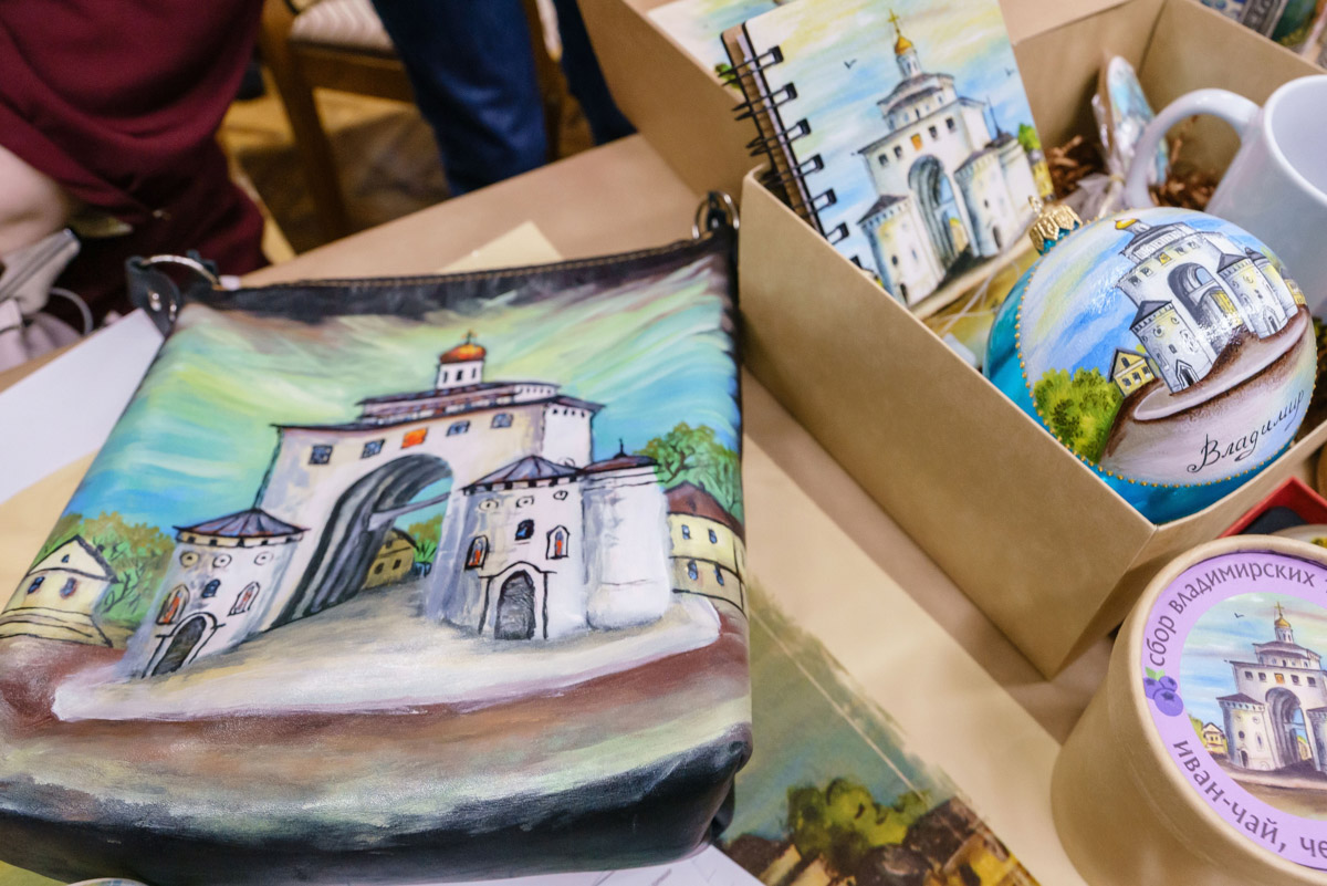 Памятные подарки из Владимира отметили высшей наградой на всероссийском конкурсе, который завершился в Твери. Лучшими стали не только отдельные памятные подарки, но и сам город. Областной центр удостоился Гран-при в самой престижной номинации.