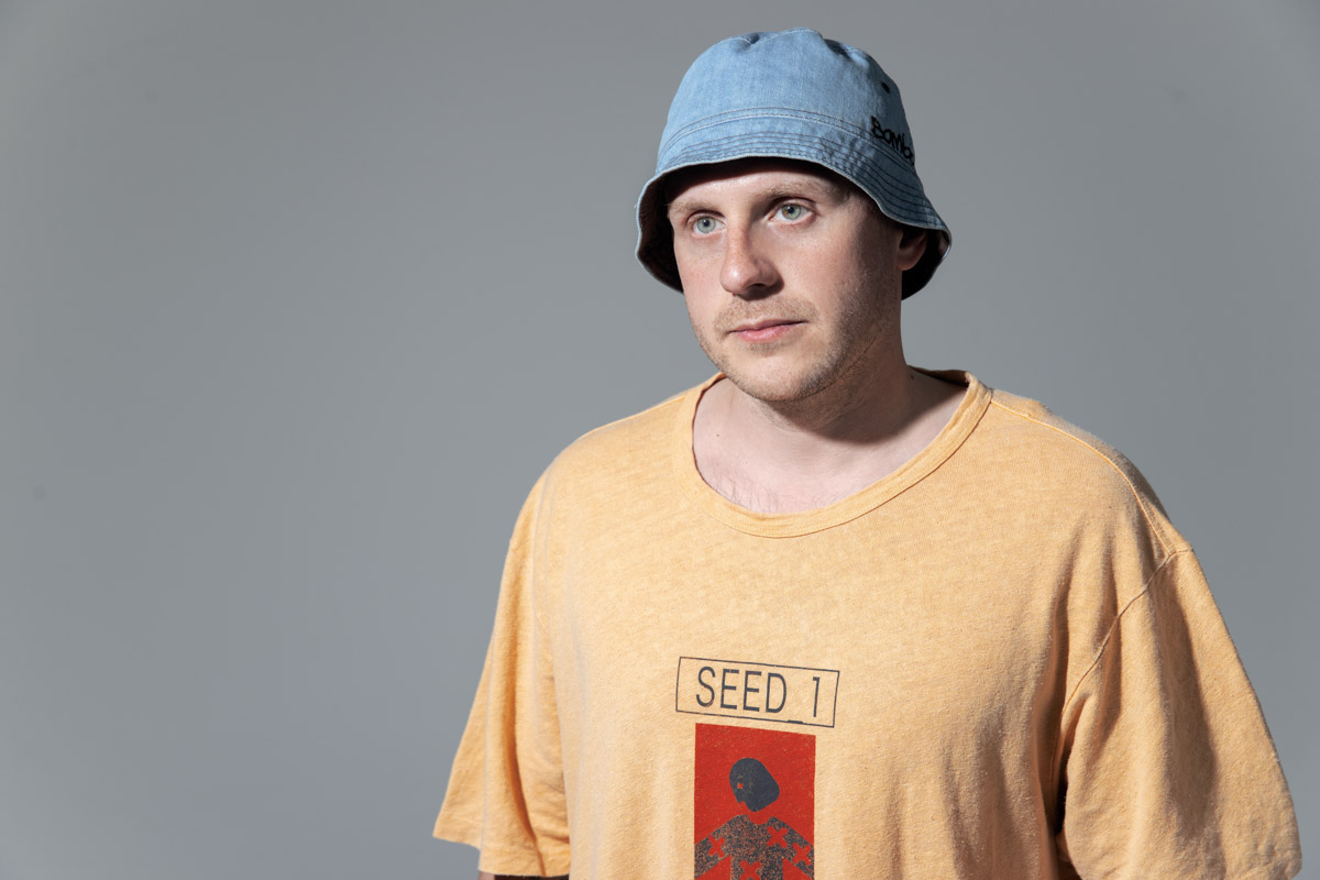 «Вся моя жизнь — это сети». Эта строчка-рефрен льется из наушников не только ценителей хип-хопа, но и меломанов. В ноябре 2023 года страна услышала трек, созданный музыкантами из 33-го региона, Школьником и Бау, в коллаборации с известными рэперами. «Ключ-Медиа» обсудил с дуэтом эту новинку и их творчество в целом.