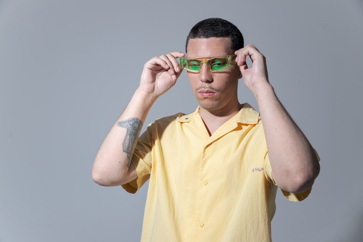 «Вся моя жизнь — это сети». Эта строчка-рефрен льется из наушников не только ценителей хип-хопа, но и меломанов. В ноябре 2023 года страна услышала трек, созданный музыкантами из 33-го региона, Школьником и Бау, в коллаборации с известными рэперами. «Ключ-Медиа» обсудил с дуэтом эту новинку и их творчество в целом.