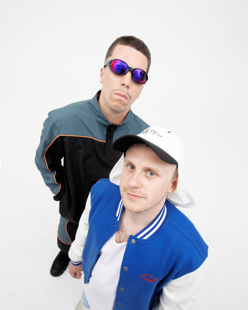 «Вся моя жизнь — это сети». Эта строчка-рефрен льется из наушников не только ценителей хип-хопа, но и меломанов. В ноябре 2023 года страна услышала трек, созданный музыкантами из 33-го региона, Школьником и Бау, в коллаборации с известными рэперами. «Ключ-Медиа» обсудил с дуэтом эту новинку и их творчество в целом.