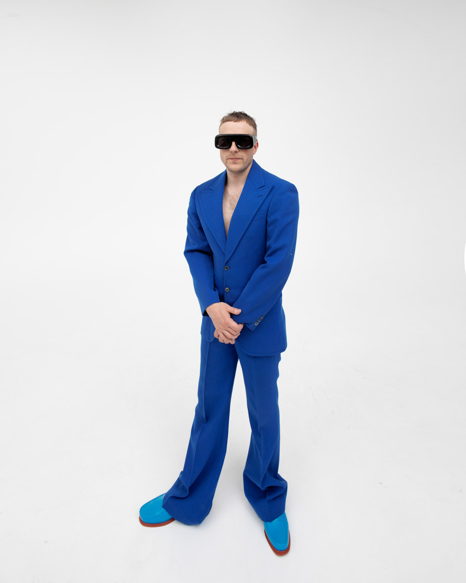 «Вся моя жизнь — это сети». Эта строчка-рефрен льется из наушников не только ценителей хип-хопа, но и меломанов. В ноябре 2023 года страна услышала трек, созданный музыкантами из 33-го региона, Школьником и Бау, в коллаборации с известными рэперами. «Ключ-Медиа» обсудил с дуэтом эту новинку и их творчество в целом.