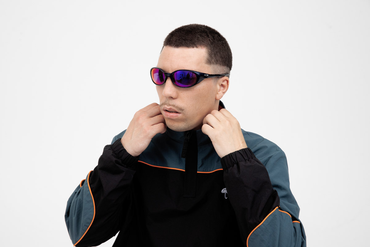 «Вся моя жизнь — это сети». Эта строчка-рефрен льется из наушников не только ценителей хип-хопа, но и меломанов. В ноябре 2023 года страна услышала трек, созданный музыкантами из 33-го региона, Школьником и Бау, в коллаборации с известными рэперами. «Ключ-Медиа» обсудил с дуэтом эту новинку и их творчество в целом.