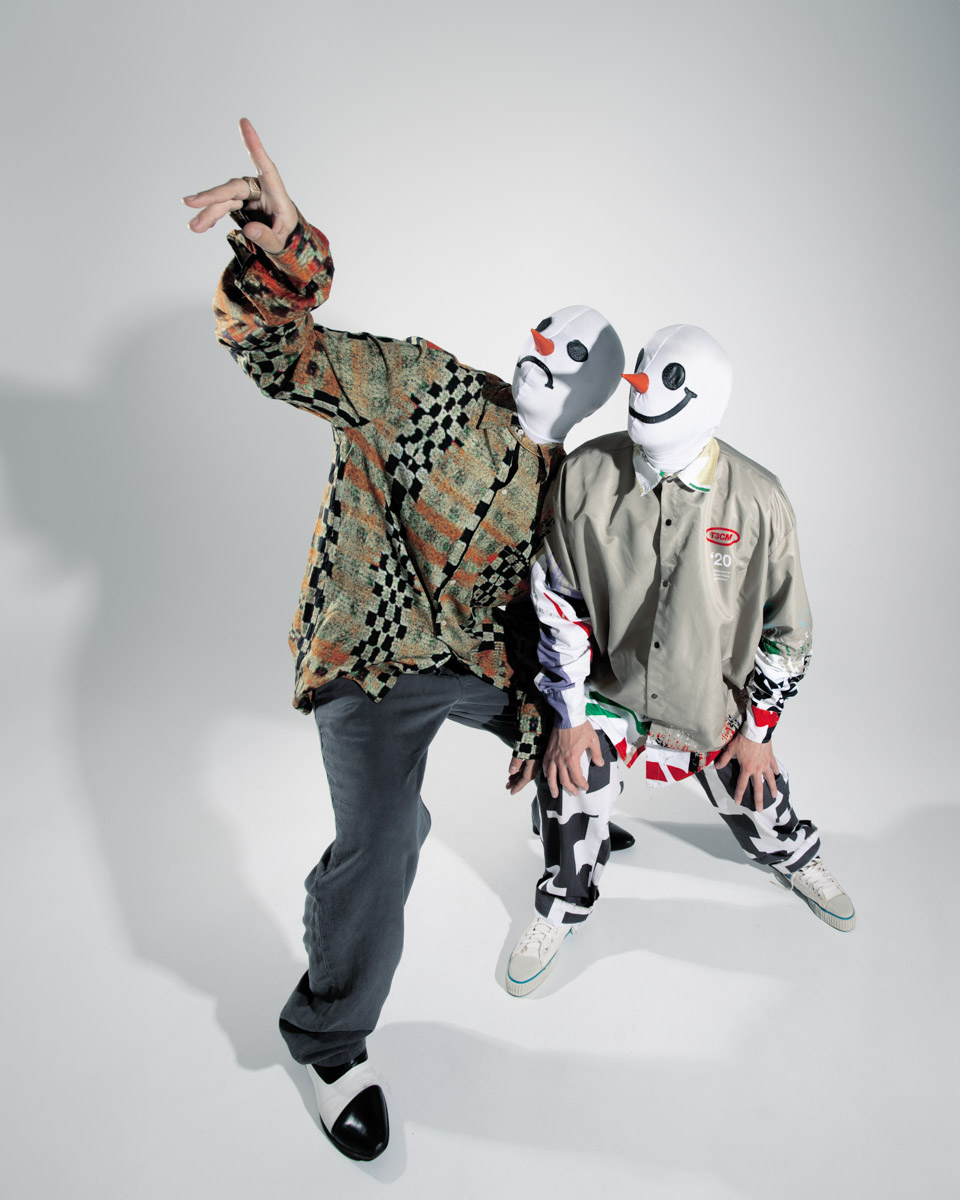 «Вся моя жизнь — это сети». Эта строчка-рефрен льется из наушников не только ценителей хип-хопа, но и меломанов. В ноябре 2023 года страна услышала трек, созданный музыкантами из 33-го региона, Школьником и Бау, в коллаборации с известными рэперами. «Ключ-Медиа» обсудил с дуэтом эту новинку и их творчество в целом.