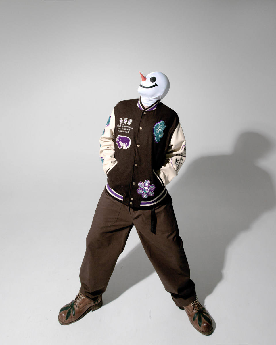 «Вся моя жизнь — это сети». Эта строчка-рефрен льется из наушников не только ценителей хип-хопа, но и меломанов. В ноябре 2023 года страна услышала трек, созданный музыкантами из 33-го региона, Школьником и Бау, в коллаборации с известными рэперами. «Ключ-Медиа» обсудил с дуэтом эту новинку и их творчество в целом.