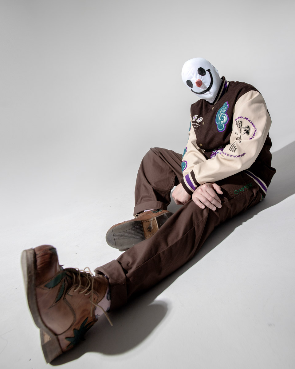 «Вся моя жизнь — это сети». Эта строчка-рефрен льется из наушников не только ценителей хип-хопа, но и меломанов. В ноябре 2023 года страна услышала трек, созданный музыкантами из 33-го региона, Школьником и Бау, в коллаборации с известными рэперами. «Ключ-Медиа» обсудил с дуэтом эту новинку и их творчество в целом.