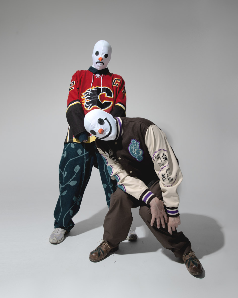 «Вся моя жизнь — это сети». Эта строчка-рефрен льется из наушников не только ценителей хип-хопа, но и меломанов. В ноябре 2023 года страна услышала трек, созданный музыкантами из 33-го региона, Школьником и Бау, в коллаборации с известными рэперами. «Ключ-Медиа» обсудил с дуэтом эту новинку и их творчество в целом.