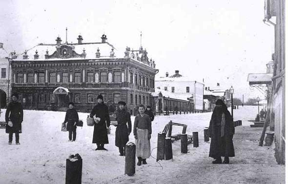 2-я Никольская располагается в одной из старейших частей областного центра, появившейся во времена правления Андрея Боголюбского. Тогда ее называли Новым городом. Несмотря на это, сама улица имеет не столь длинную историю. Зато невероятно интересную!