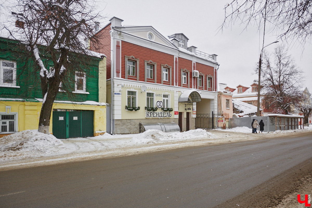 2-я Никольская располагается в одной из старейших частей областного центра, появившейся во времена правления Андрея Боголюбского. Тогда ее называли Новым городом. Несмотря на это, сама улица имеет не столь длинную историю. Зато невероятно интересную!
