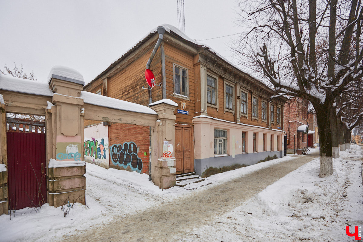 2-я Никольская располагается в одной из старейших частей областного центра, появившейся во времена правления Андрея Боголюбского. Тогда ее называли Новым городом. Несмотря на это, сама улица имеет не столь длинную историю. Зато невероятно интересную!