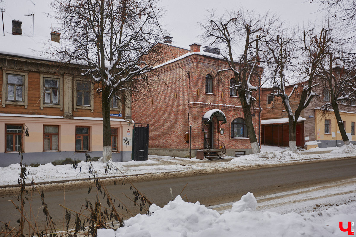 2-я Никольская располагается в одной из старейших частей областного центра, появившейся во времена правления Андрея Боголюбского. Тогда ее называли Новым городом. Несмотря на это, сама улица имеет не столь длинную историю. Зато невероятно интересную!