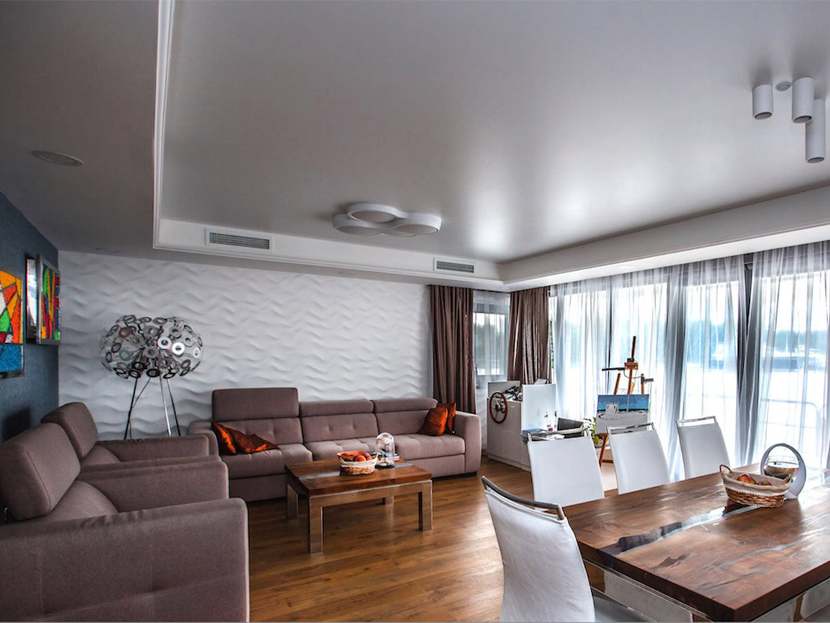 В недалеком будущем на реках и озерах Владимирской области могут появиться дома или гостиницы на воде. В регионе решили подхватить тренд по развитию такого направления для отдыха и создать самоходные конструкции с автономными системами жизнеобеспечения. Разбираем подробнее, что это значит.