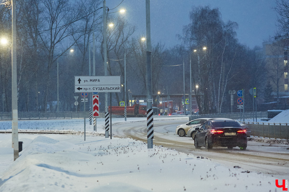 С 15 декабря оставить автомобиль в центре Суздаля можно будет только за деньги. В городе запускают систему платных парковок. И это не самая приятная новость для тех, кто приедет в город на Новый год. Подробнее об этом и других событиях рассказываем в дорожном обзоре.