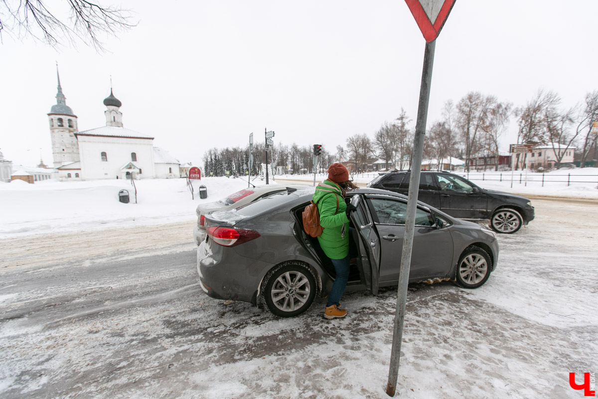 С 15 декабря оставить автомобиль в центре Суздаля можно будет только за деньги. В городе запускают систему платных парковок. И это не самая приятная новость для тех, кто приедет в город на Новый год. Подробнее об этом и других событиях рассказываем в дорожном обзоре.