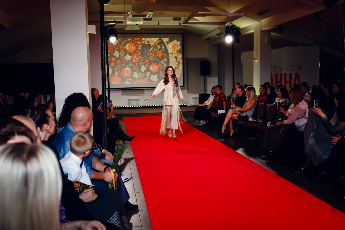 В           начале декабря во           Владимире состоялось итоговое шоу конкурса красоты и           милосердия «Миссис Владимирская Красавица           — 2023». О           том, кто получил на           нем главные короны, победу в           номинации от           «Ключ-Медиа» и           как все прошло, читайте и           смотрите в           нашем большом обзорном материале.