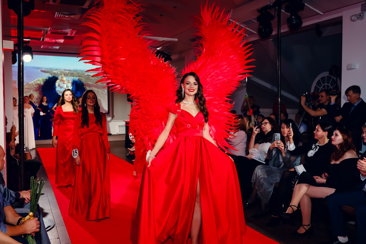 В           начале декабря во           Владимире состоялось итоговое шоу конкурса красоты и           милосердия «Миссис Владимирская Красавица           — 2023». О           том, кто получил на           нем главные короны, победу в           номинации от           «Ключ-Медиа» и           как все прошло, читайте и           смотрите в           нашем большом обзорном материале.