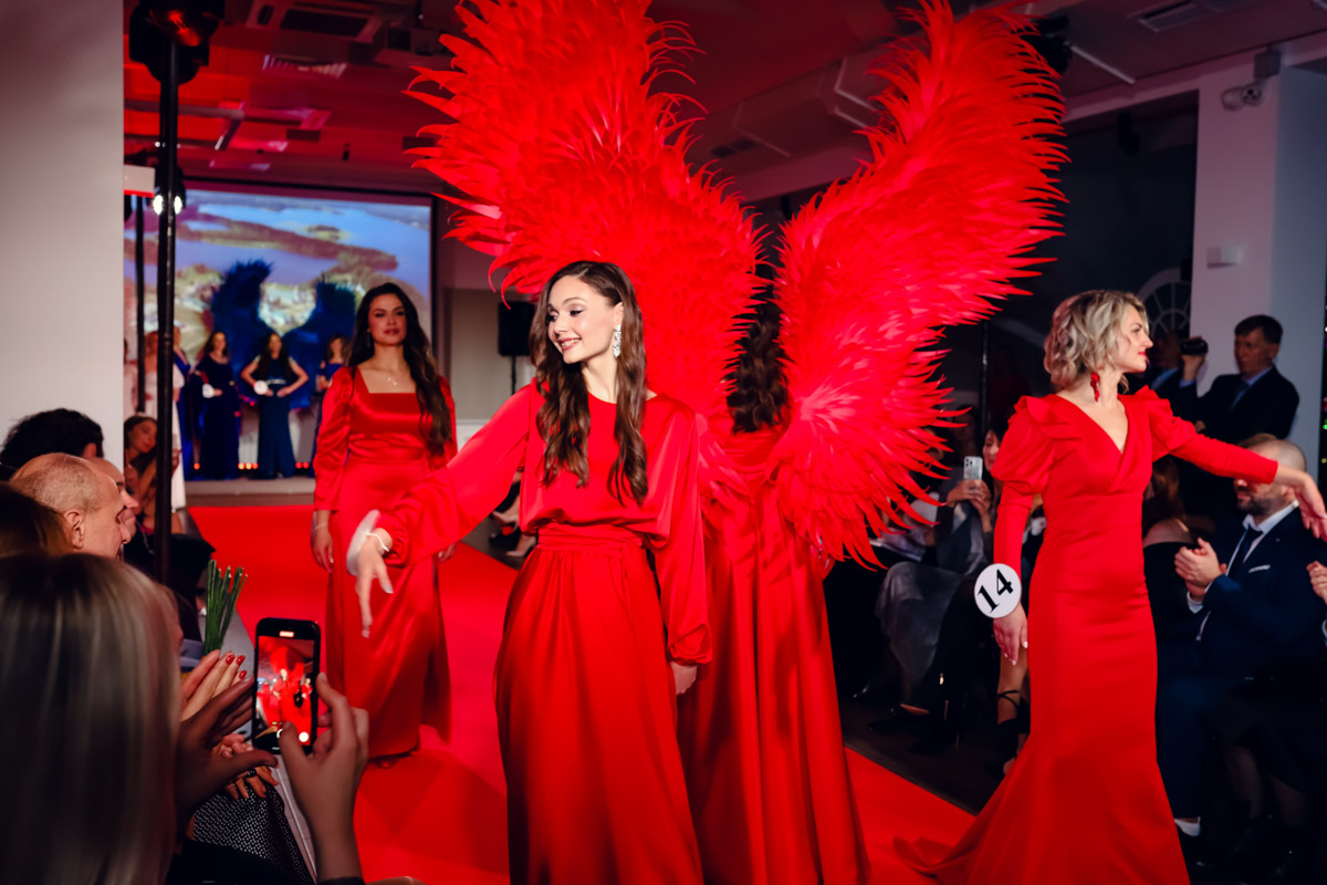 В           начале декабря во           Владимире состоялось итоговое шоу конкурса красоты и           милосердия «Миссис Владимирская Красавица           — 2023». О           том, кто получил на           нем главные короны, победу в           номинации от           «Ключ-Медиа» и           как все прошло, читайте и           смотрите в           нашем большом обзорном материале.