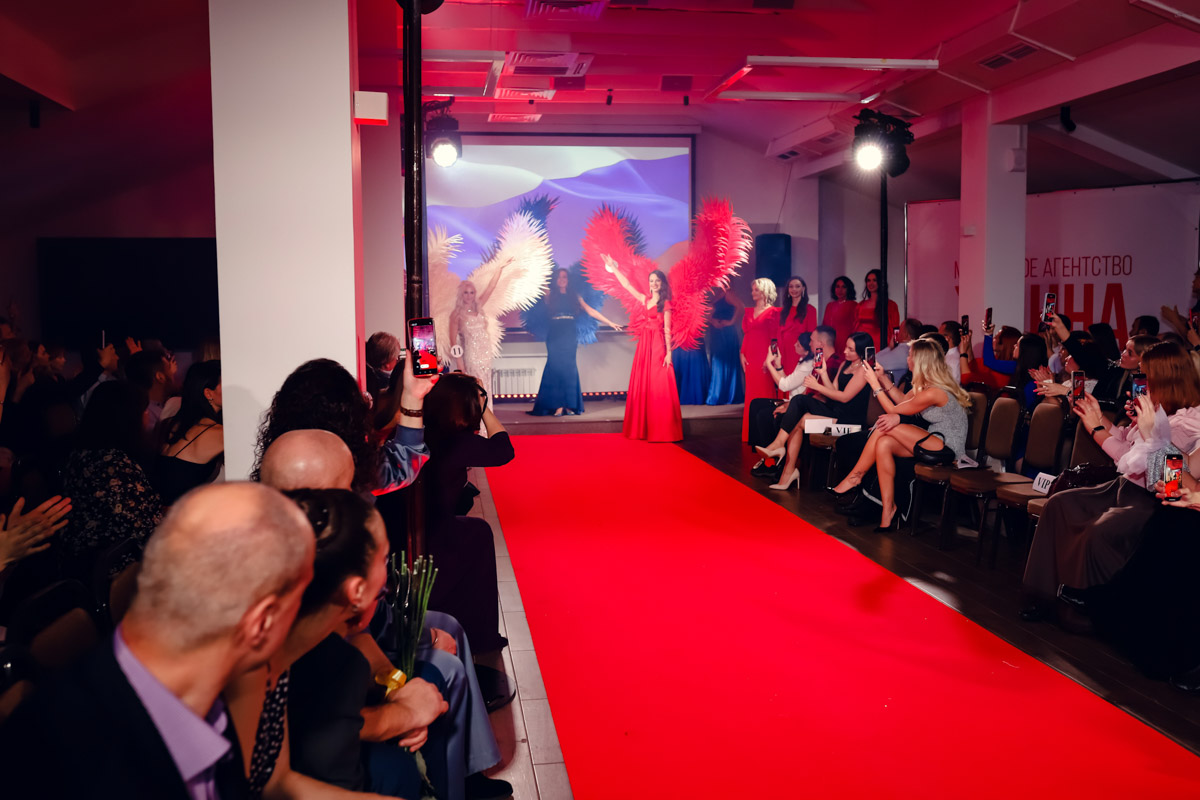 В           начале декабря во           Владимире состоялось итоговое шоу конкурса красоты и           милосердия «Миссис Владимирская Красавица           — 2023». О           том, кто получил на           нем главные короны, победу в           номинации от           «Ключ-Медиа» и           как все прошло, читайте и           смотрите в           нашем большом обзорном материале.