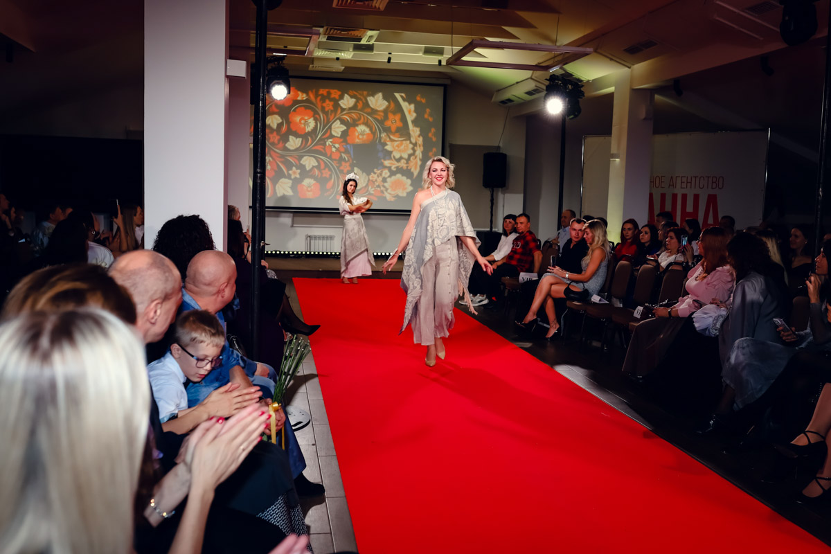 В           начале декабря во           Владимире состоялось итоговое шоу конкурса красоты и           милосердия «Миссис Владимирская Красавица           — 2023». О           том, кто получил на           нем главные короны, победу в           номинации от           «Ключ-Медиа» и           как все прошло, читайте и           смотрите в           нашем большом обзорном материале.