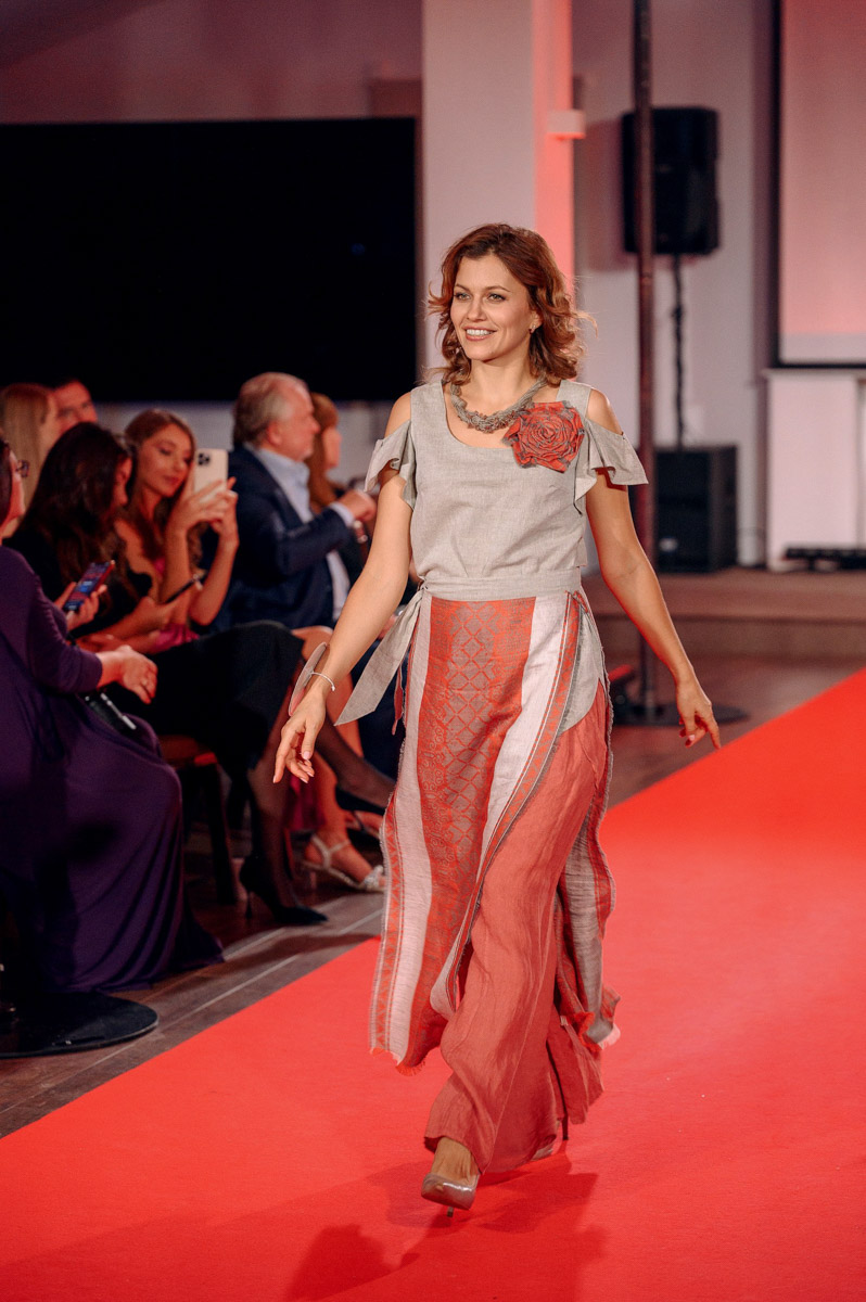 В           начале декабря во           Владимире состоялось итоговое шоу конкурса красоты и           милосердия «Миссис Владимирская Красавица           — 2023». О           том, кто получил на           нем главные короны, победу в           номинации от           «Ключ-Медиа» и           как все прошло, читайте и           смотрите в           нашем большом обзорном материале.