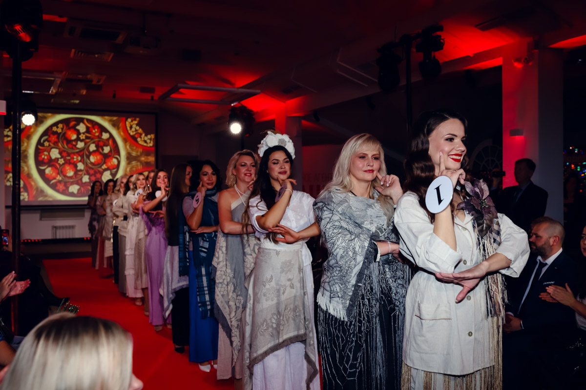 В           начале декабря во           Владимире состоялось итоговое шоу конкурса красоты и           милосердия «Миссис Владимирская Красавица           — 2023». О           том, кто получил на           нем главные короны, победу в           номинации от           «Ключ-Медиа» и           как все прошло, читайте и           смотрите в           нашем большом обзорном материале.