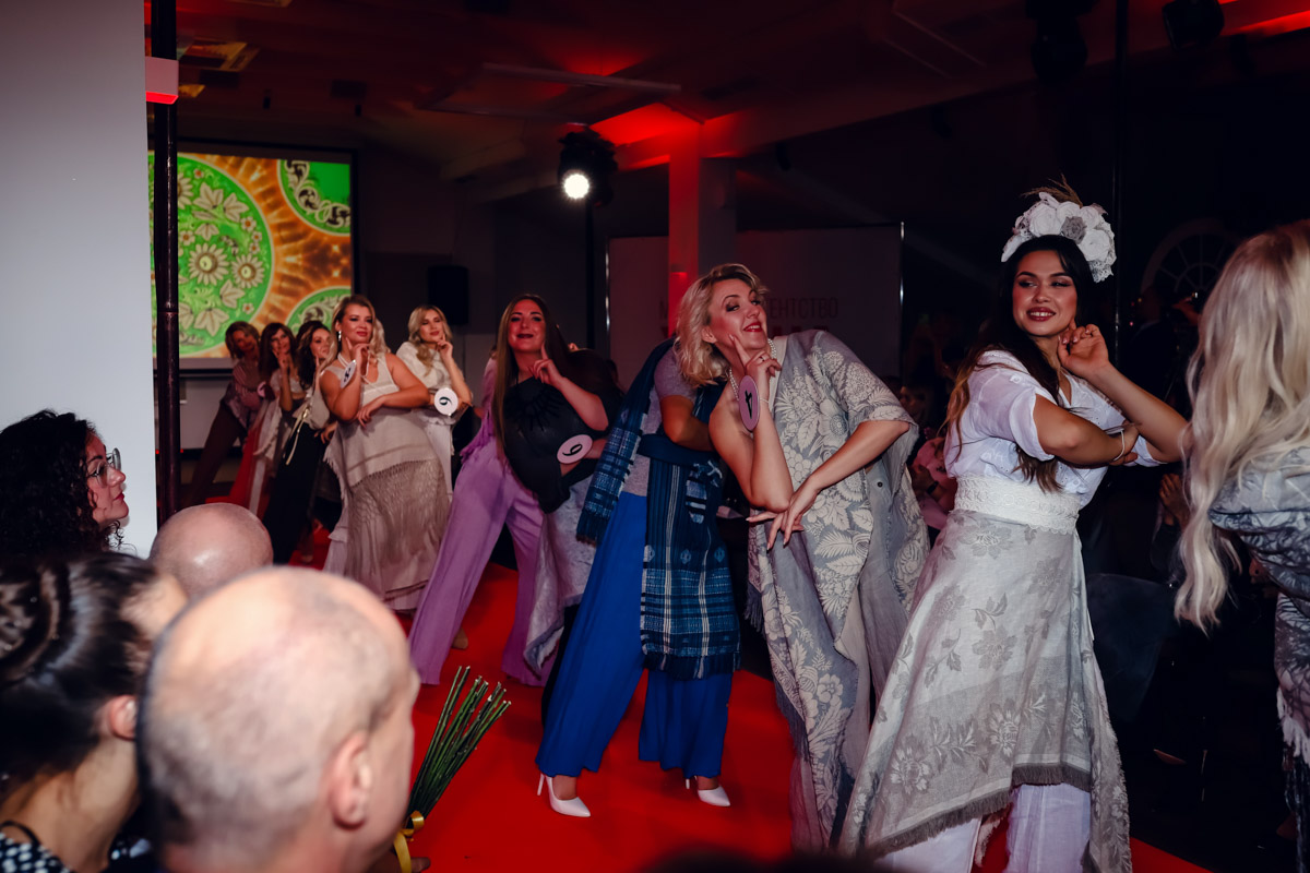 В           начале декабря во           Владимире состоялось итоговое шоу конкурса красоты и           милосердия «Миссис Владимирская Красавица           — 2023». О           том, кто получил на           нем главные короны, победу в           номинации от           «Ключ-Медиа» и           как все прошло, читайте и           смотрите в           нашем большом обзорном материале.