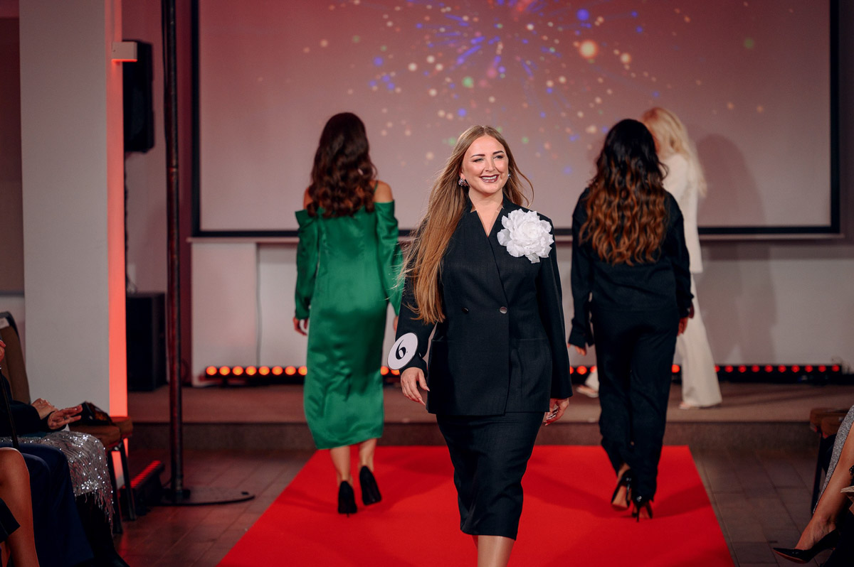 В           начале декабря во           Владимире состоялось итоговое шоу конкурса красоты и           милосердия «Миссис Владимирская Красавица           — 2023». О           том, кто получил на           нем главные короны, победу в           номинации от           «Ключ-Медиа» и           как все прошло, читайте и           смотрите в           нашем большом обзорном материале.