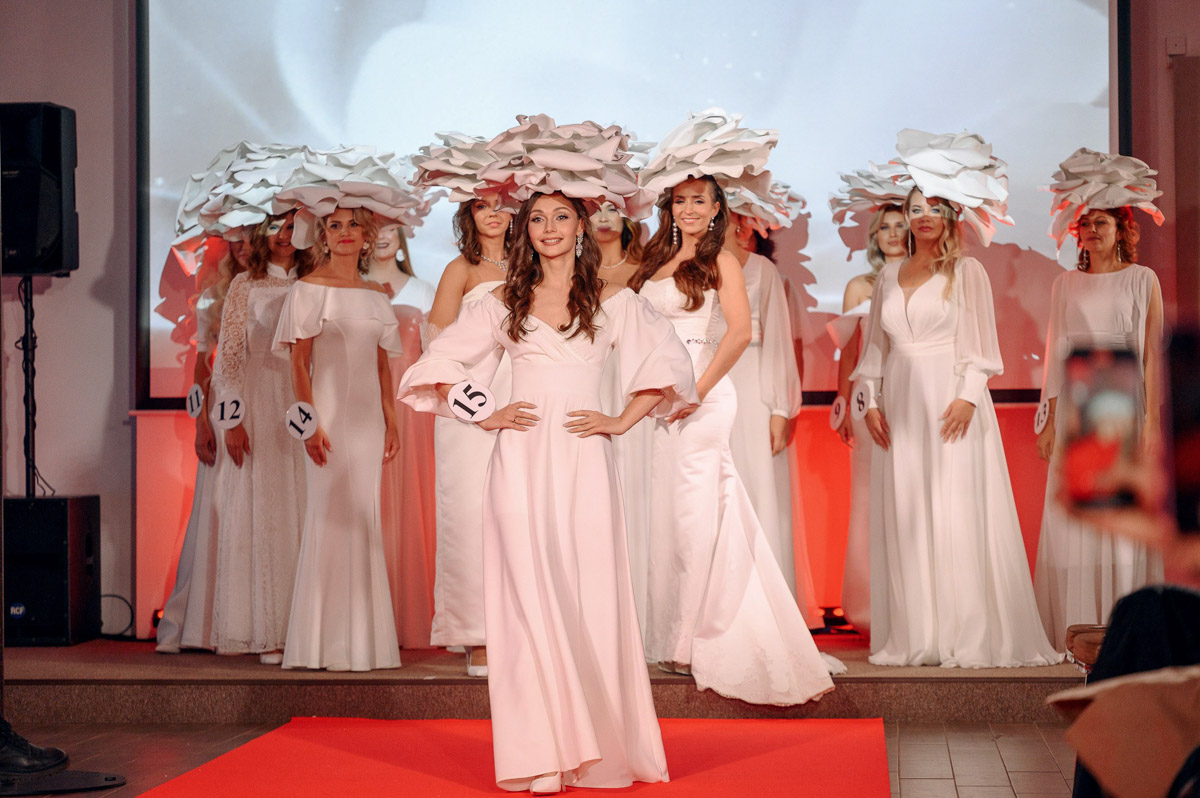 В           начале декабря во           Владимире состоялось итоговое шоу конкурса красоты и           милосердия «Миссис Владимирская Красавица           — 2023». О           том, кто получил на           нем главные короны, победу в           номинации от           «Ключ-Медиа» и           как все прошло, читайте и           смотрите в           нашем большом обзорном материале.