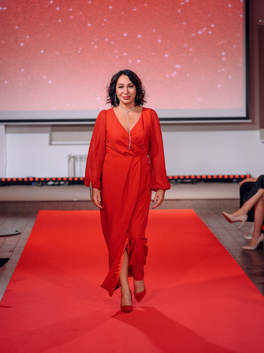 В           начале декабря во           Владимире состоялось итоговое шоу конкурса красоты и           милосердия «Миссис Владимирская Красавица           — 2023». О           том, кто получил на           нем главные короны, победу в           номинации от           «Ключ-Медиа» и           как все прошло, читайте и           смотрите в           нашем большом обзорном материале.